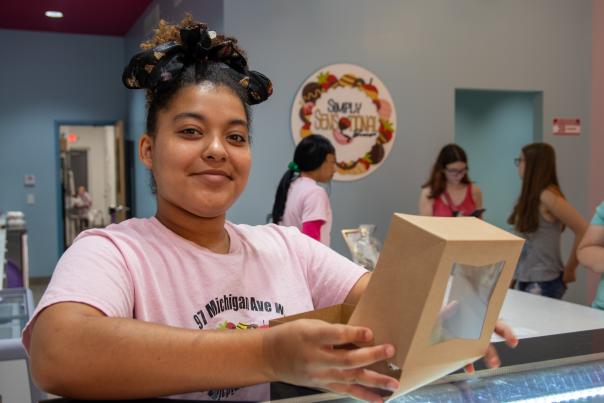 A sweet shop that sells both treats and healthy meals. Chocolate covered fruit, parfaits and cupcakes are a good follow-up to the salads and wraps also on the menu.