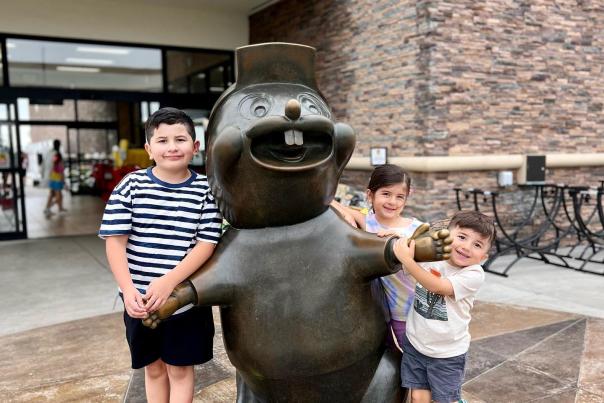 Buc-ee's Statue; Photo by @mamaperezx3