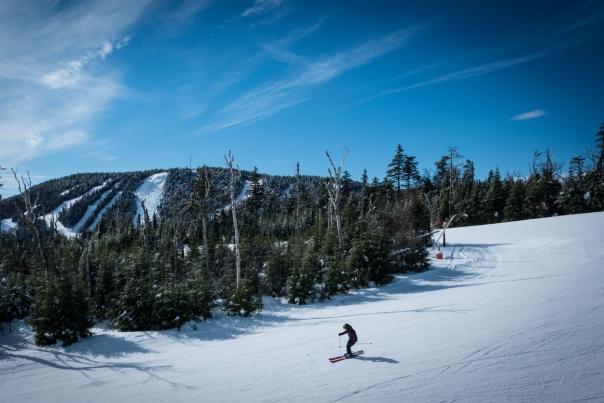 Gore-Mtn-skier-XAyYyB5_7886Eb8J7o0MZQlrOHHusAm-5m2AZyWdMTs