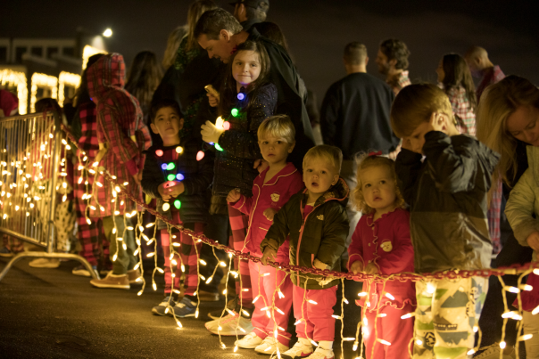Children behind Christmas lights rope
