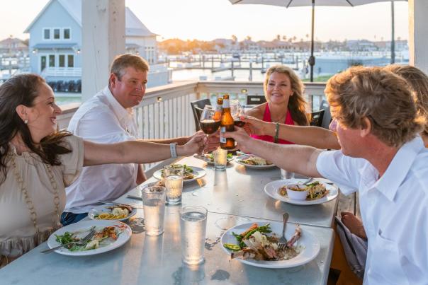 friends-eating-food-dinner