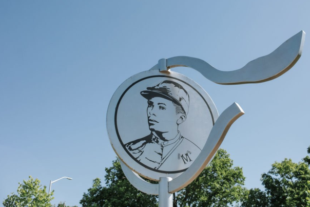 Sculpture of jockey Oliver Lewis