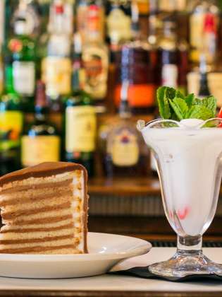 what to eat near mardi gras world