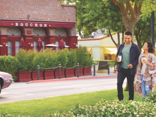 couple walking through Yountville with Bouchon Bistro in the background