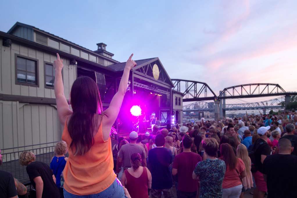 ϾJeffersonville Riverstage Jammin in Jeff}}