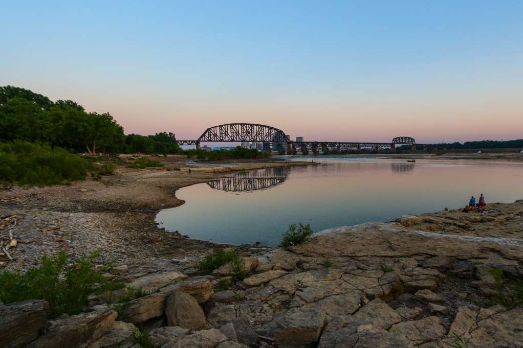 ϾView of the water and bridge of the Falls of the Ohio State Park}}