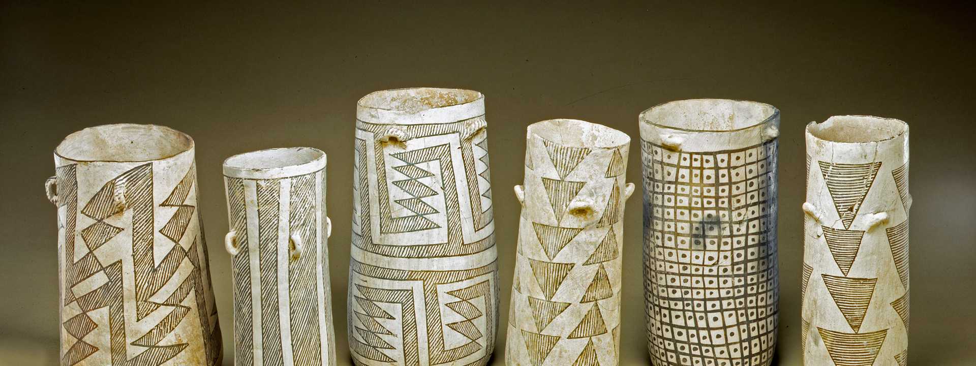 Chaco Canyon's black-and-white cylindrical vases
