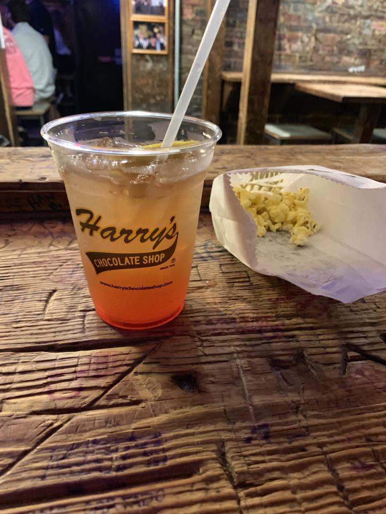 Baltimore Zoo Drink at Harry's in Lafayette