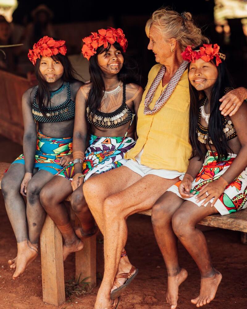 Tourist with 3 Emberá girls
