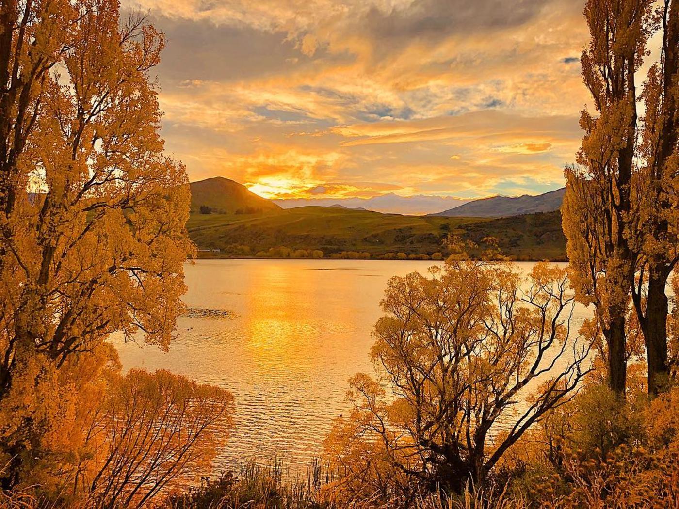 Sunsets over Lake Hayes in Autumn