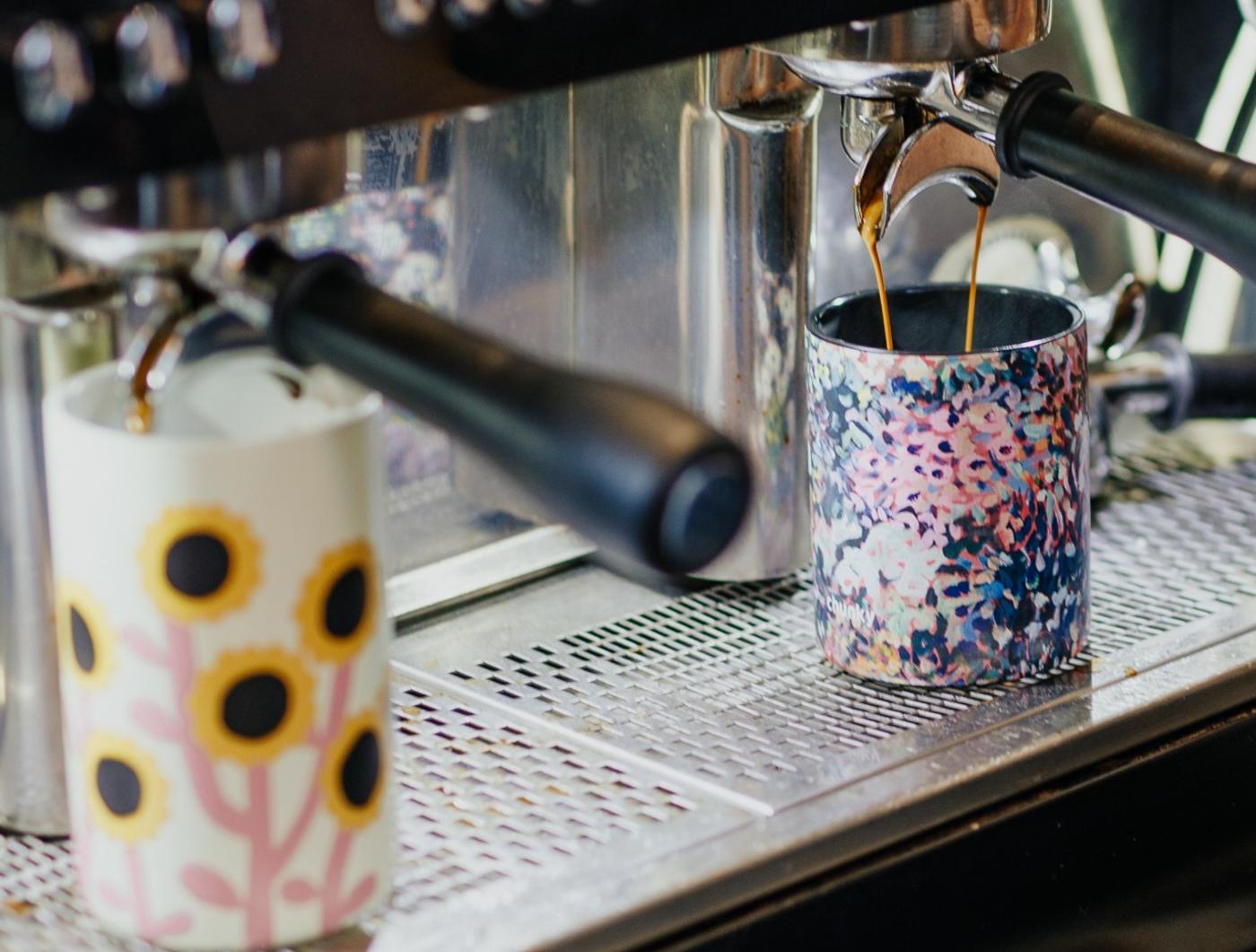 Colour keep cups under a coffee machine