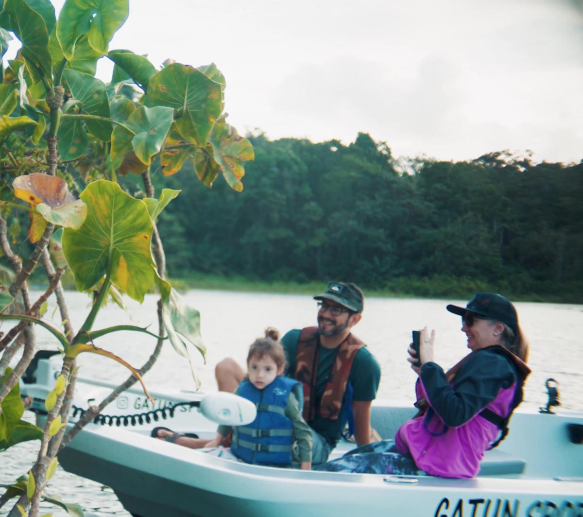 Family photographing a monkey at Monkey Island, Gamboa Panama Province, Panamá. R4