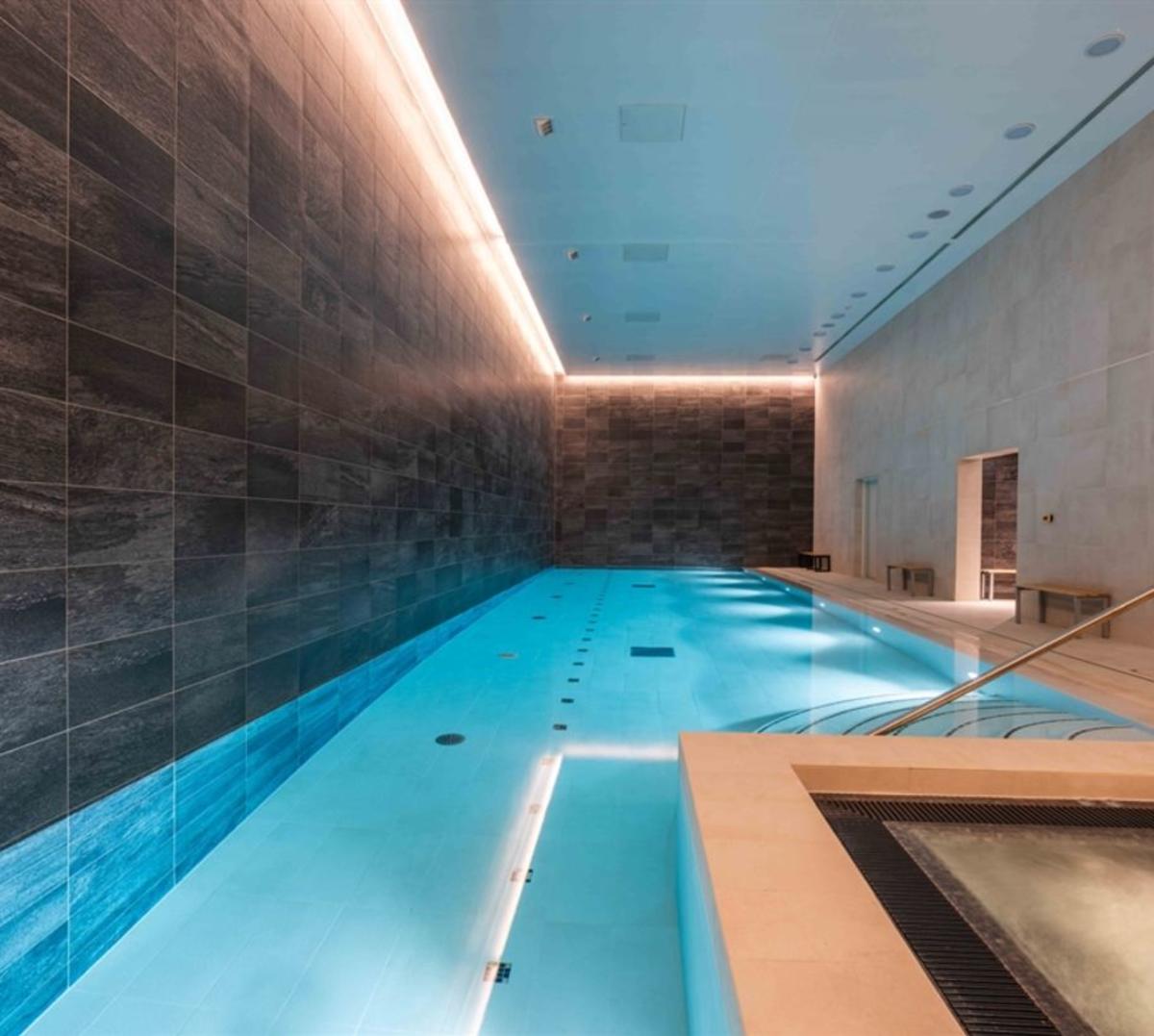 Hotel in Manchester with a pool