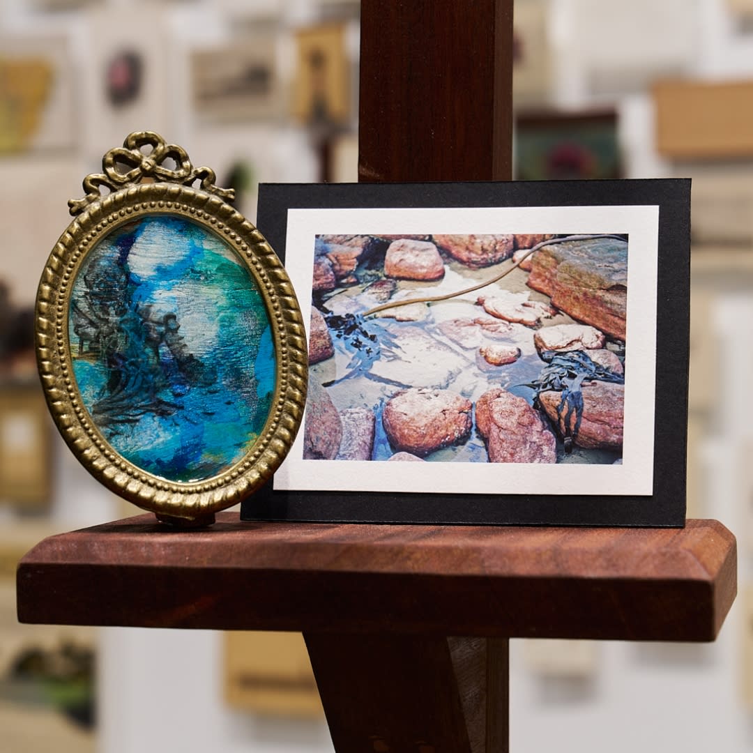 Easel with an oval and rectangle picture frame from the John Hansard Gallery exhibition: With the certainty of tides, still I rise