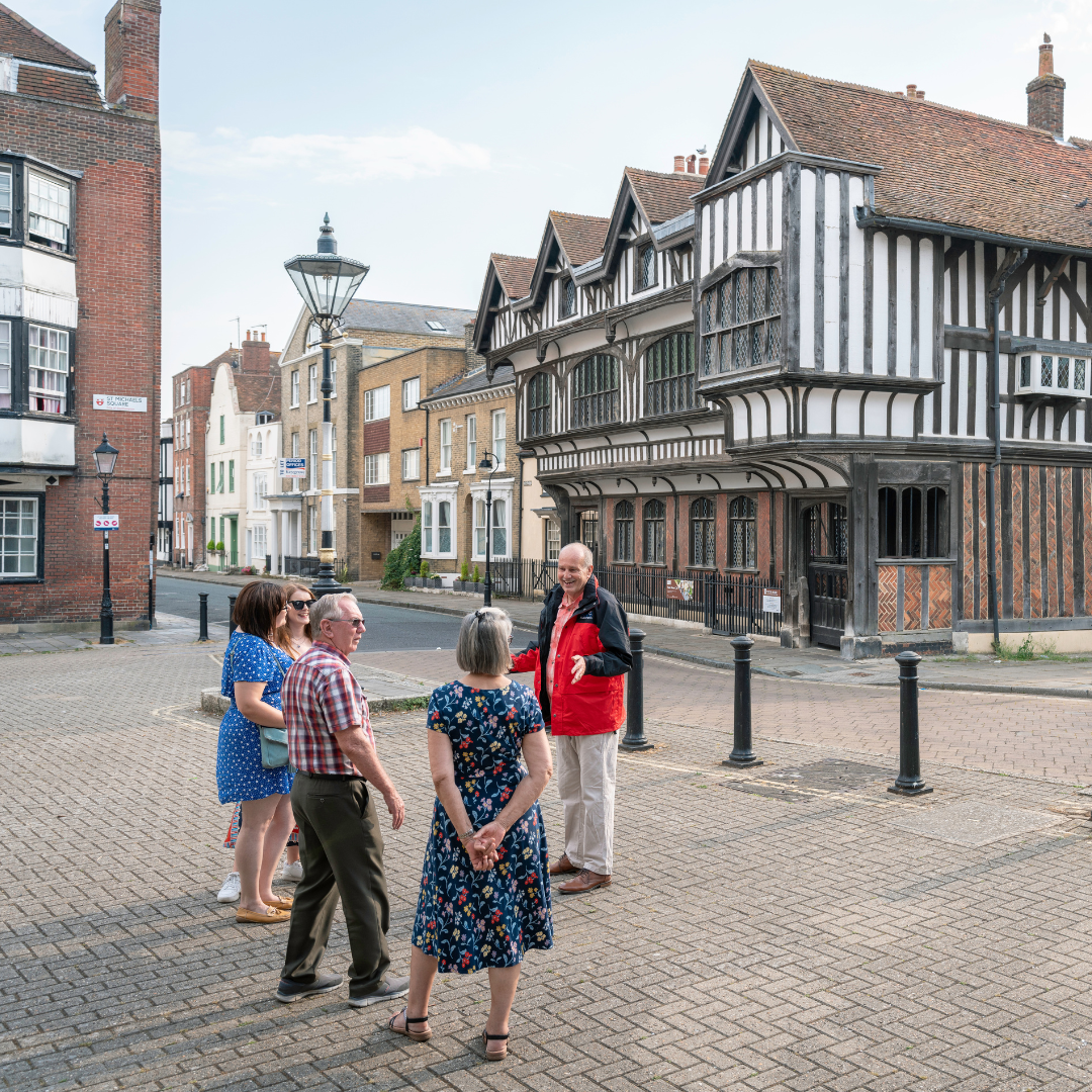 Male guide from See Southampton giving a talk on a walking tour outside Tudor House