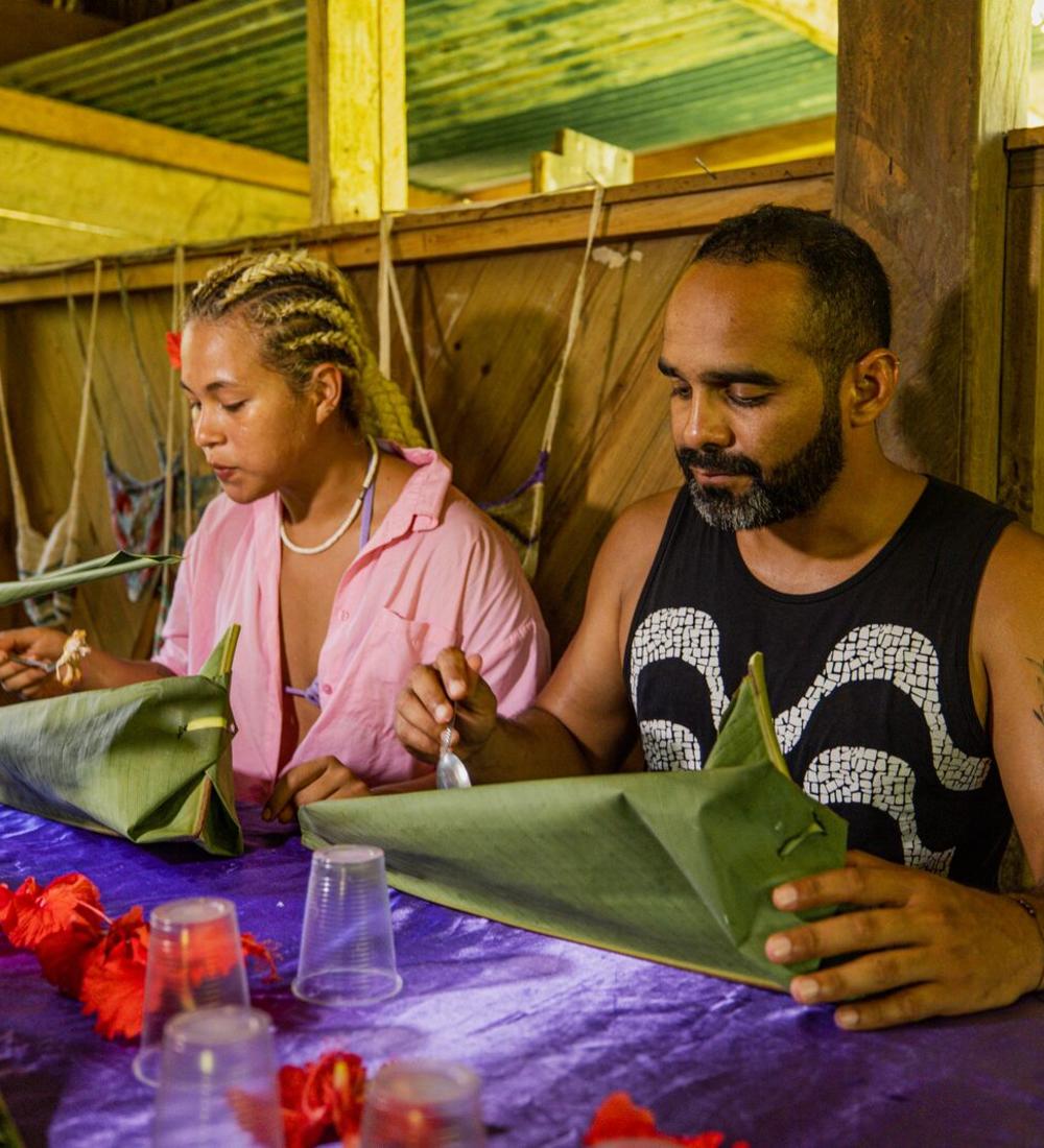 Turistas degustando un platillo típico en una experiencia comunitaria en Isla Bastimentos, Panamá