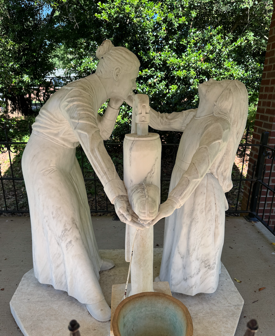 helen keller statue at ivy green