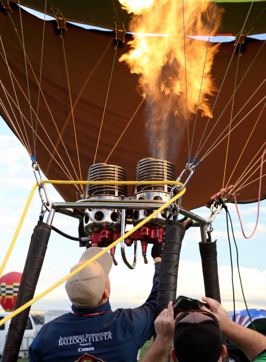 Balloon pilot firing burner