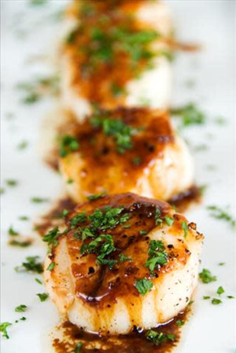 Plated seared scallops