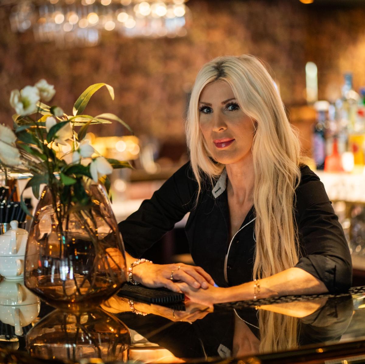 Kvinne i baren hos stay Sarpsborg. Foto.