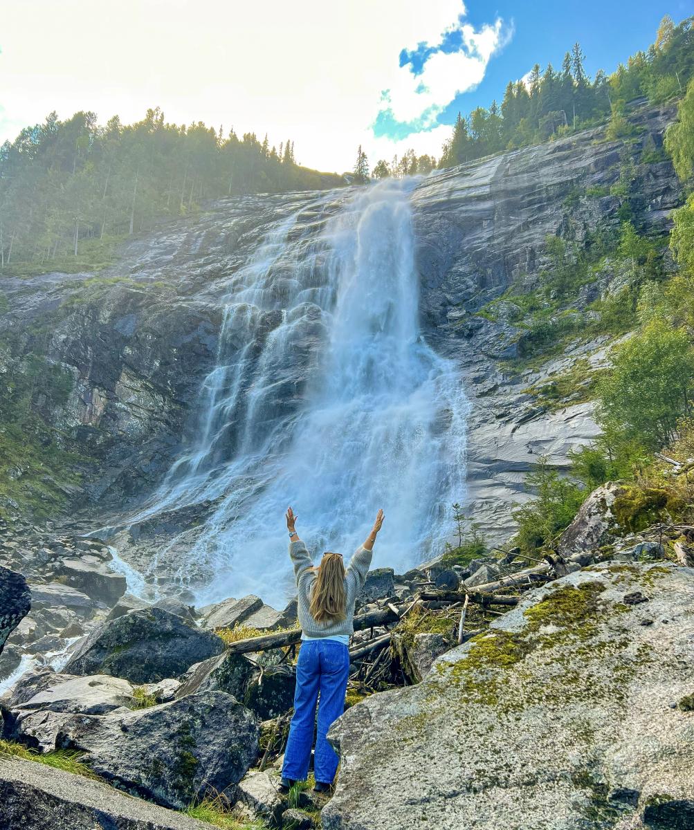 Reiseperler foran Reiårsfossen