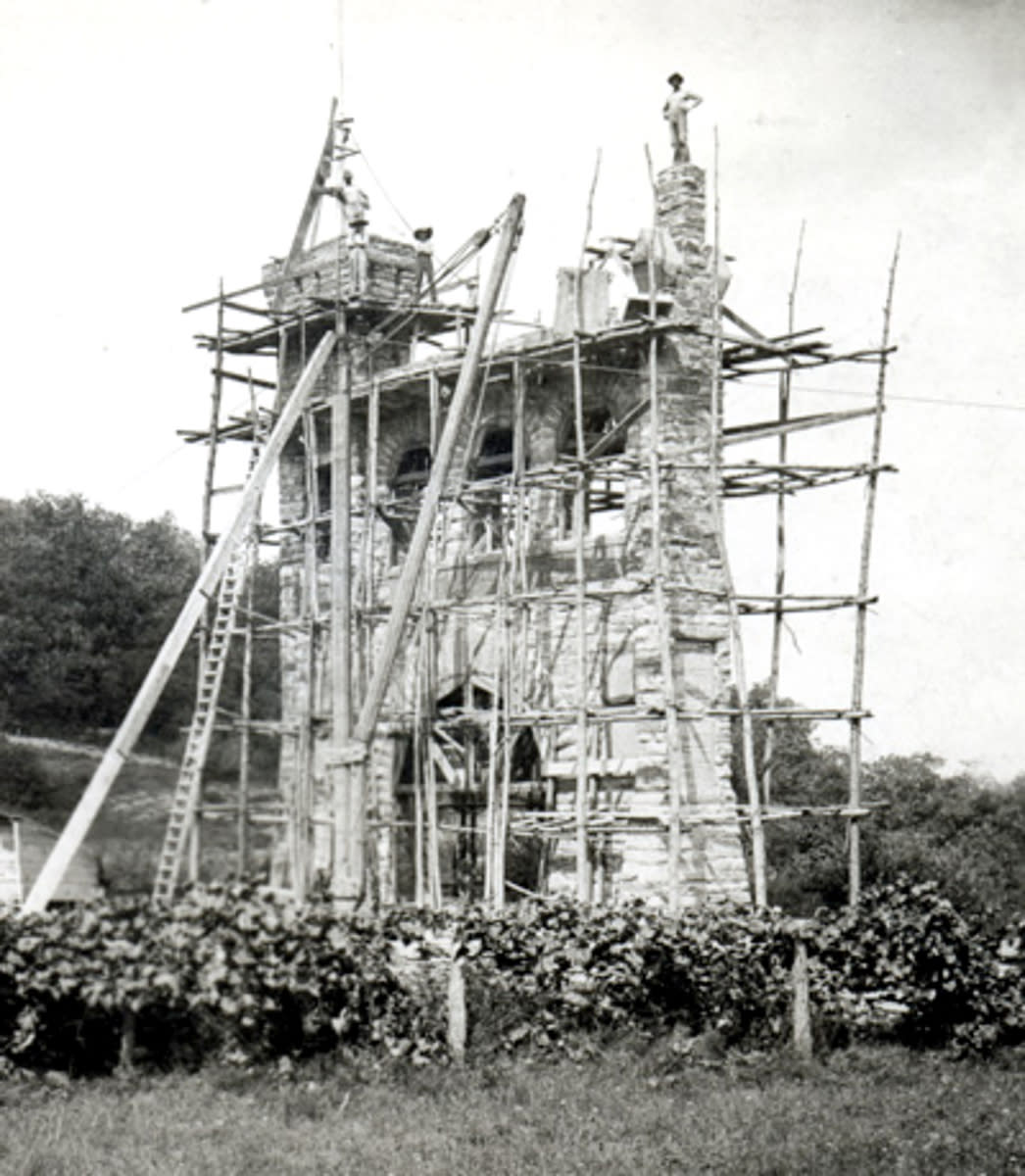 Black and white photo of the Correspondents Arch during construction