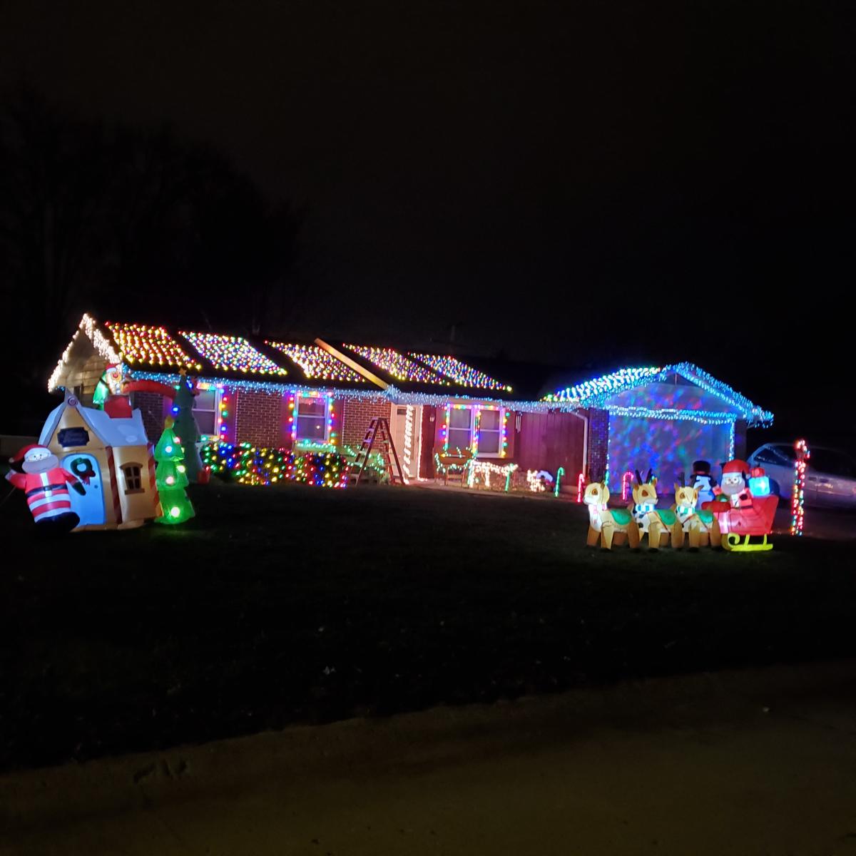  karácsonyi fények megjelenítése a 7023 Elmbrook Drive-ban Fort Wayne-ben, Indiana-ban