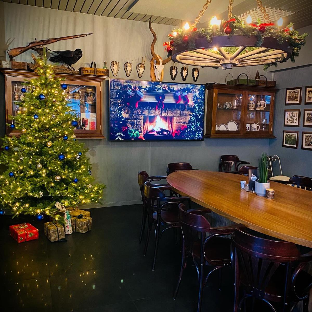 Et juletre og julepynt på Borg Bierstube i Sarpsborg. Foto.