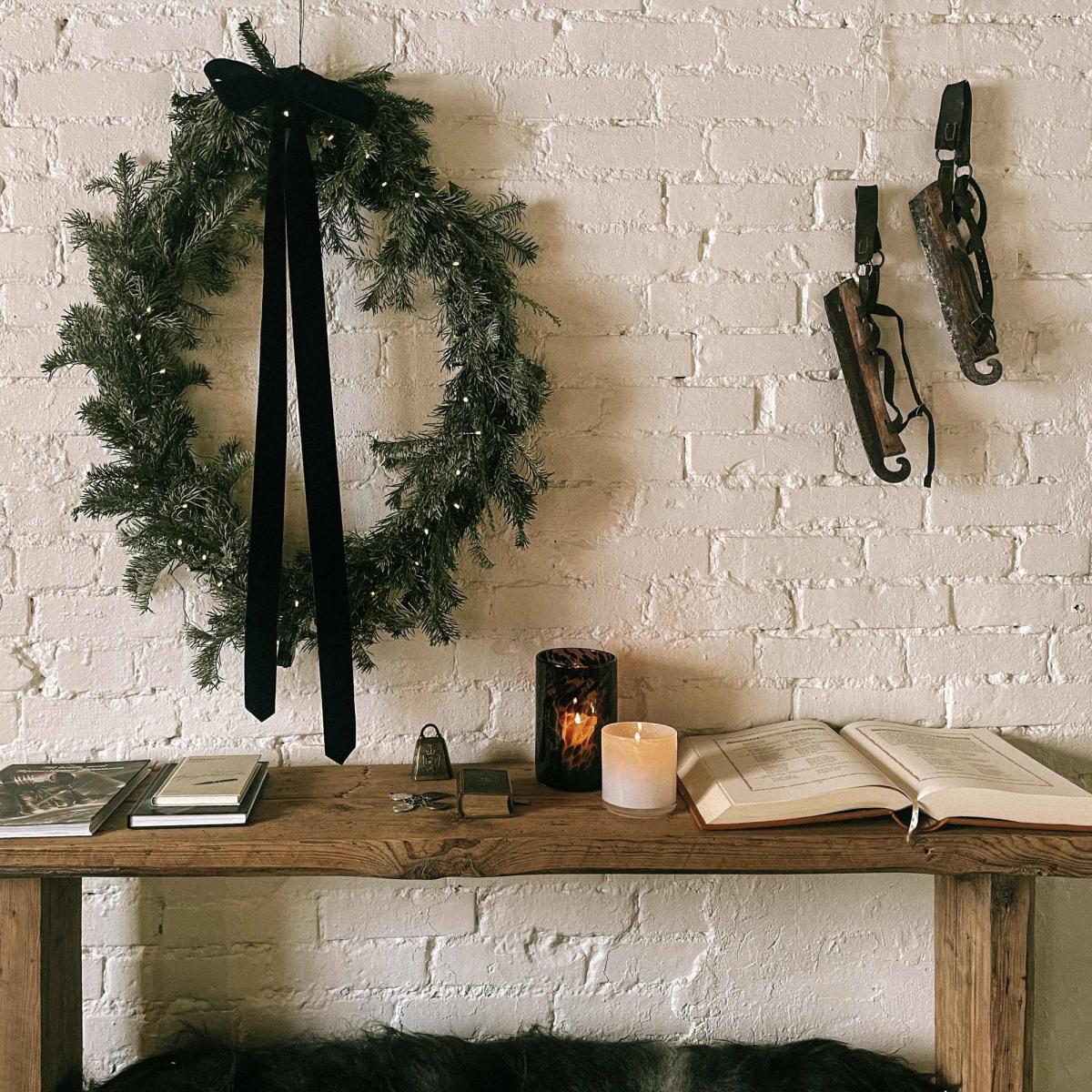 En grønn barkrans, skøyter og annen pynt i stallen på Nordre Alvim Gård. Foto.