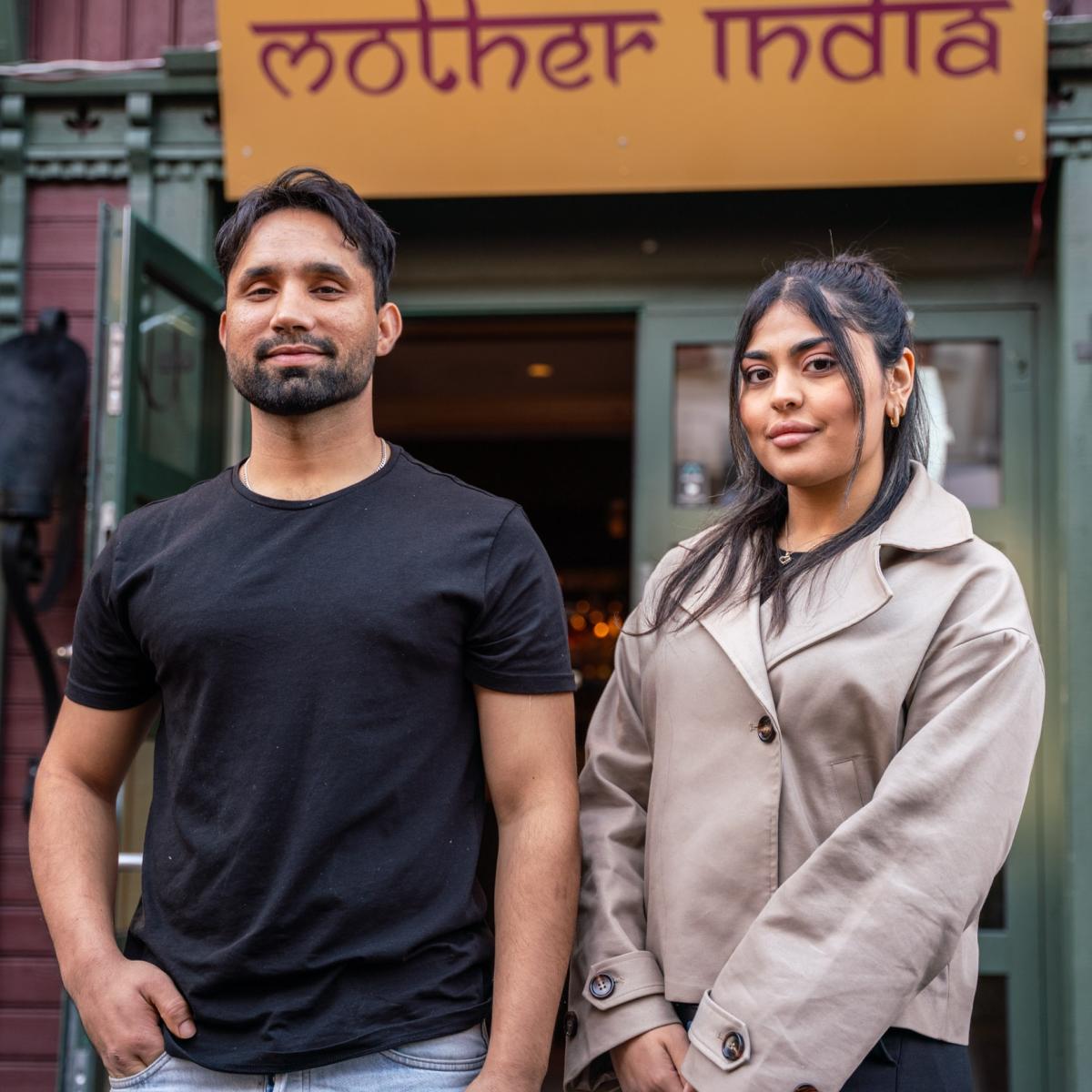 De to driverne hos Mother India utenfor restauranten. Foto.