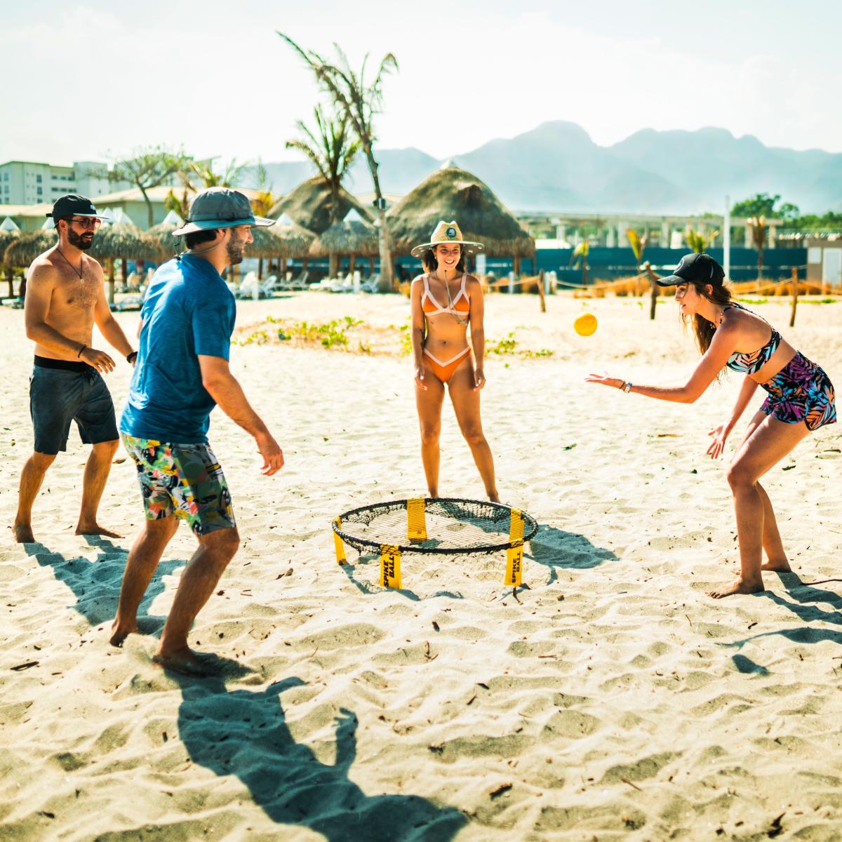  pessoas jogando vôlei na Riviera Pacifica