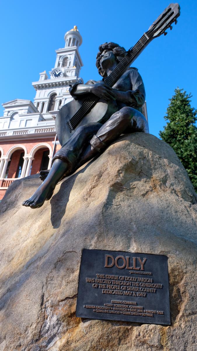 Dolly Parton statue