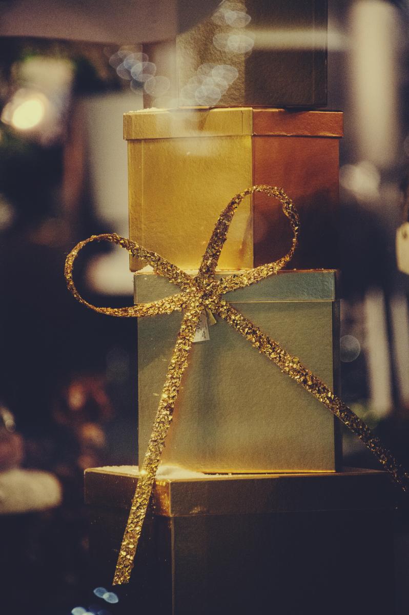 Nærbilde av julepynt i et utstillingsvindu i Sarpsborg sentrum. Foto.