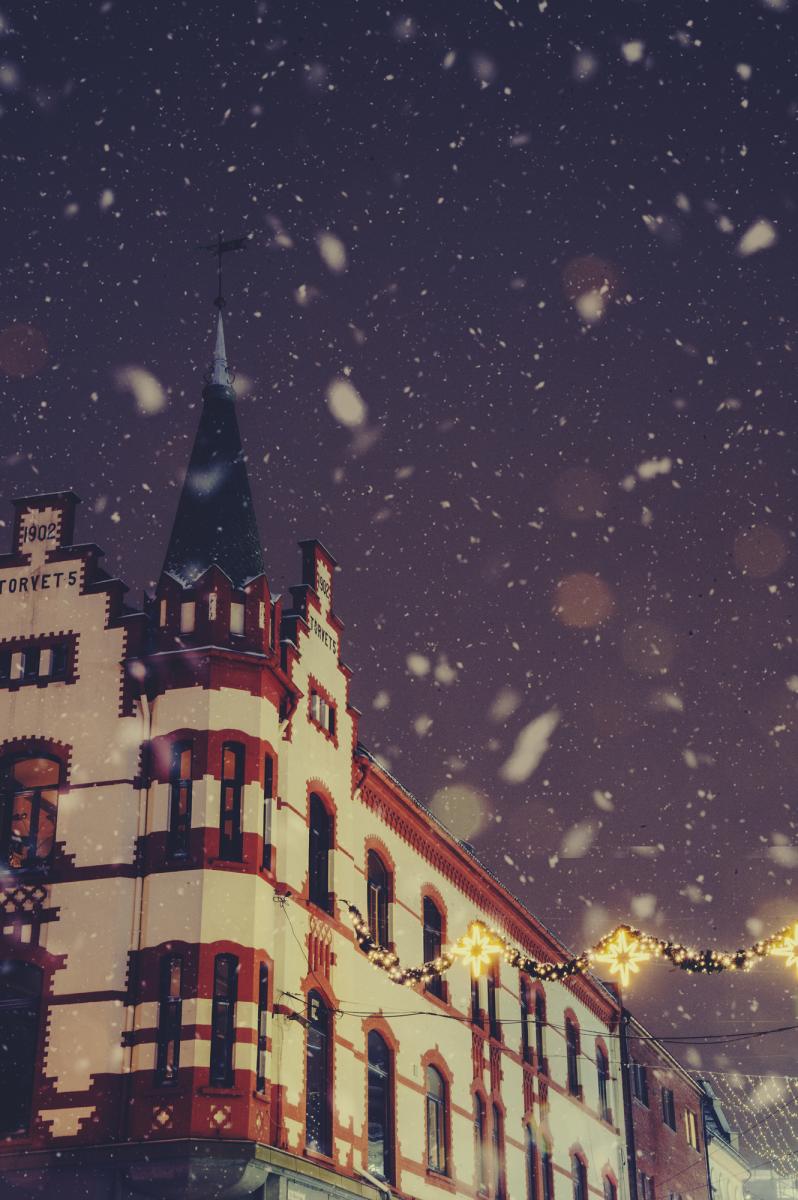 Kveldsbilde av Torget 5 i gågata i Sarpsborg med julelys. Foto.