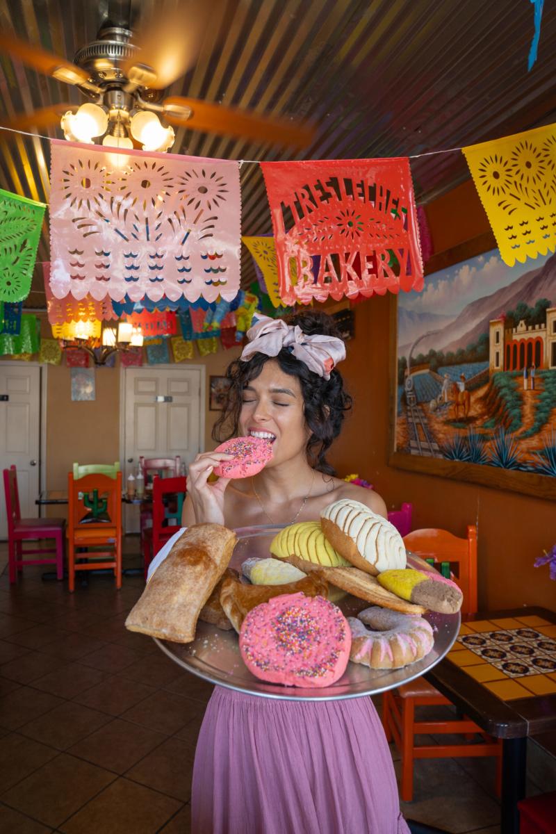 Tr3s Leches Bakery Food Restaurant Woman