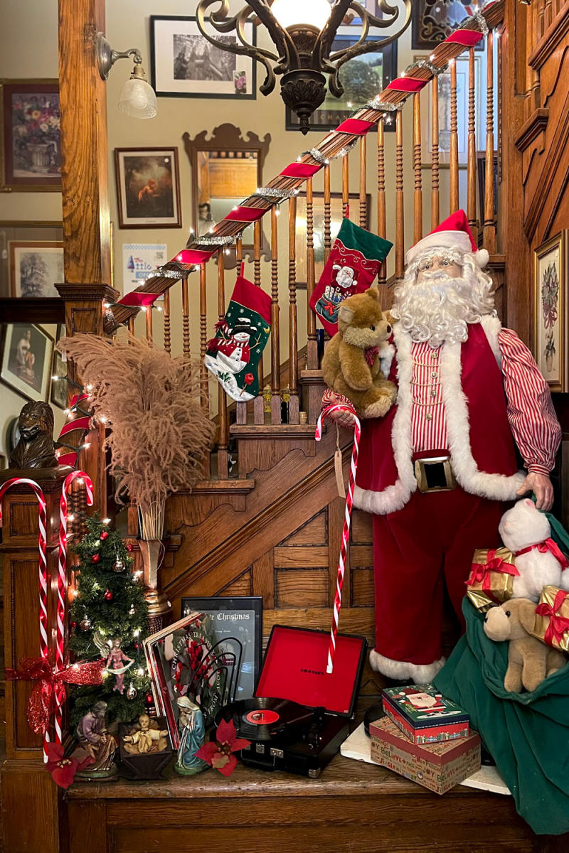 Downtown Holiday Window Decorating Contest 2025: Delaney's on Broadway