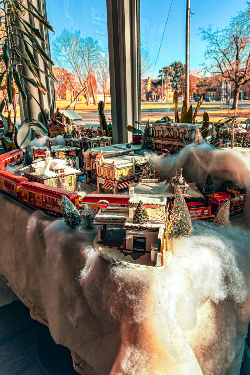 Downtown Holiday Window Decorating Contest 2025: Draft Taproom