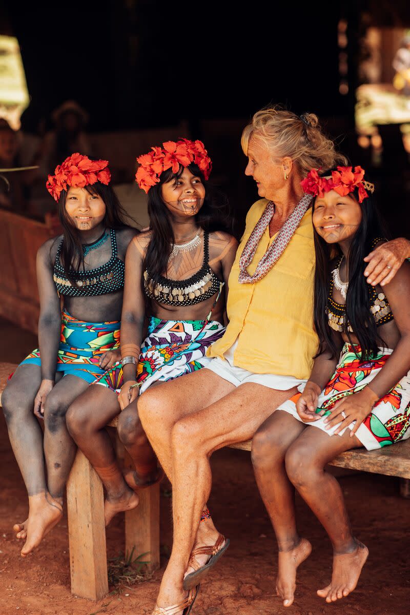 Visitante compartilhando um momento cultural com mulheres Emberá-Wounaan na comunidade