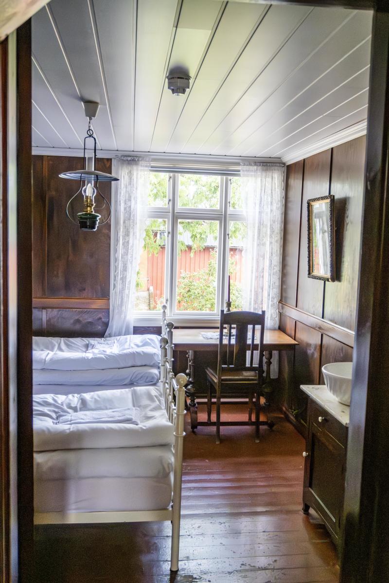Engelske senger i smijern på Paulsens Hotell i Lyngdal