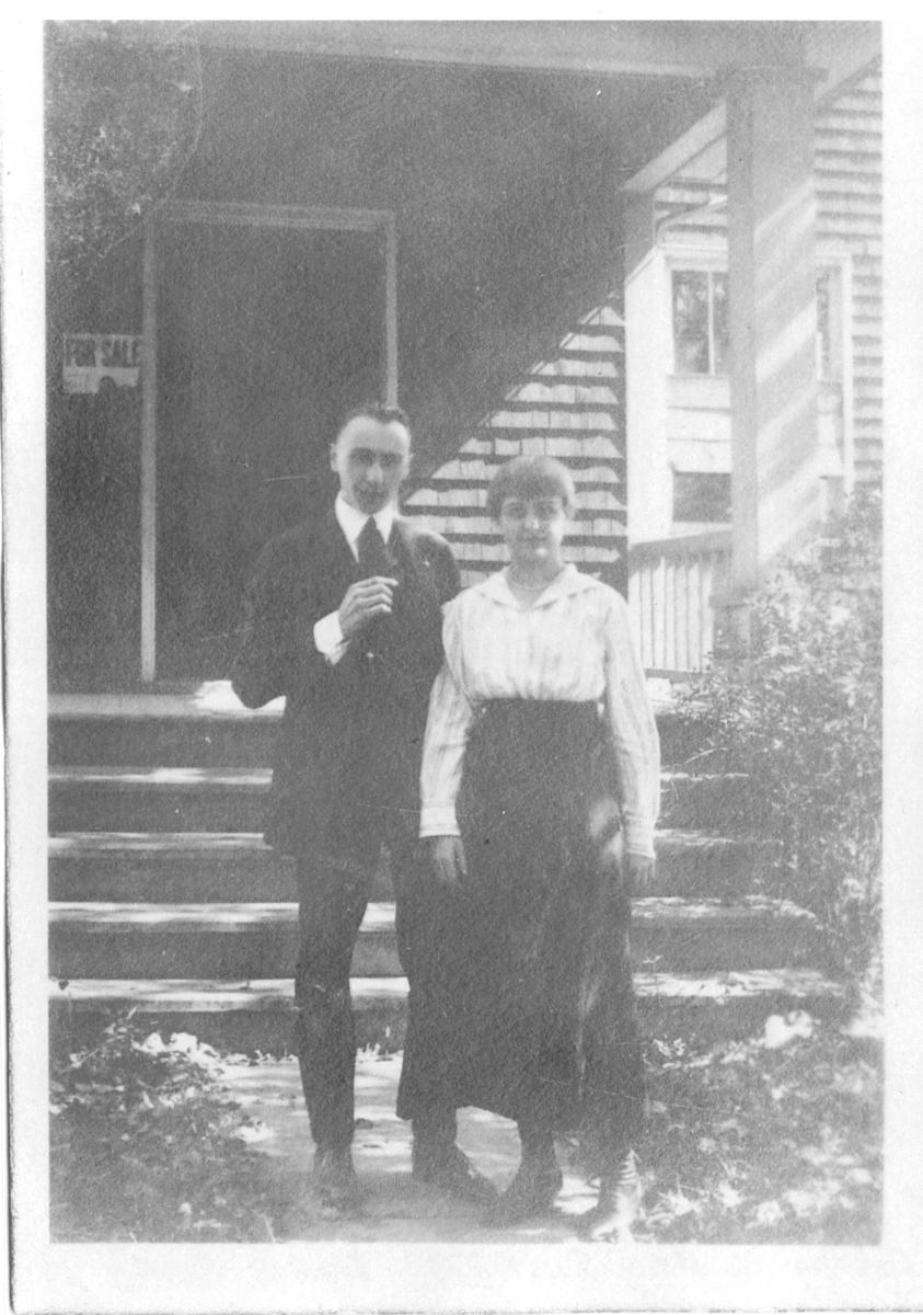 Harold Grey in Lombard with his wife at the Stewart House