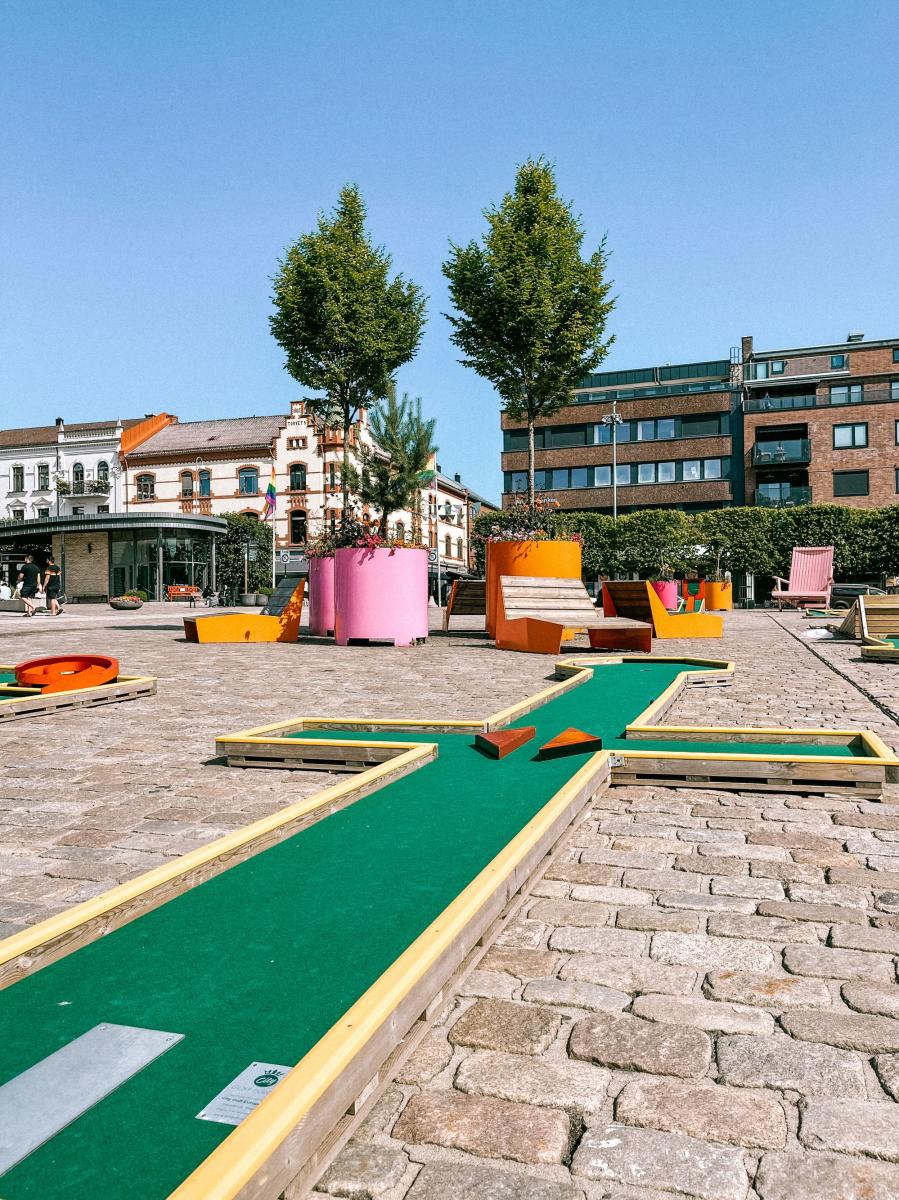 Utsikt over minigolfbanen på torget i Sarpsborg. Foto.