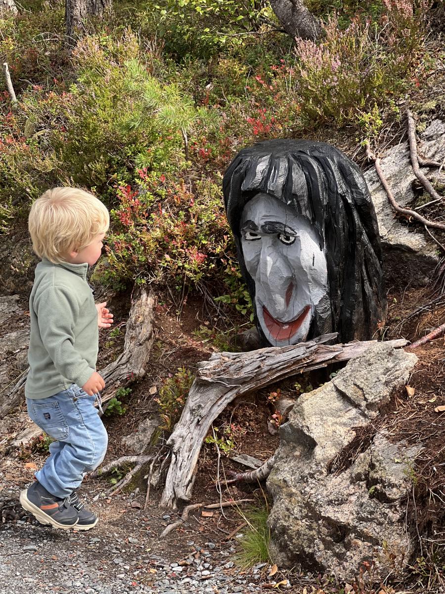 Et barn går Trollstien i Halden