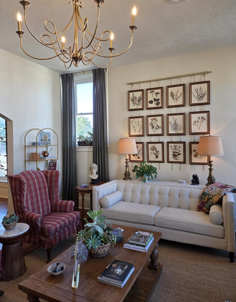 Monét on Main Airbnb, Cambridge City sitting room