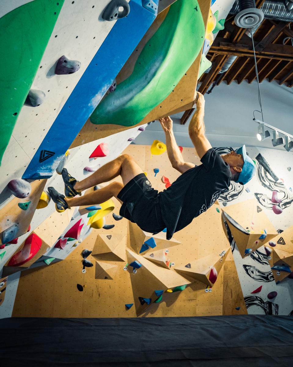 Chris de Vries climbing at Gneiss