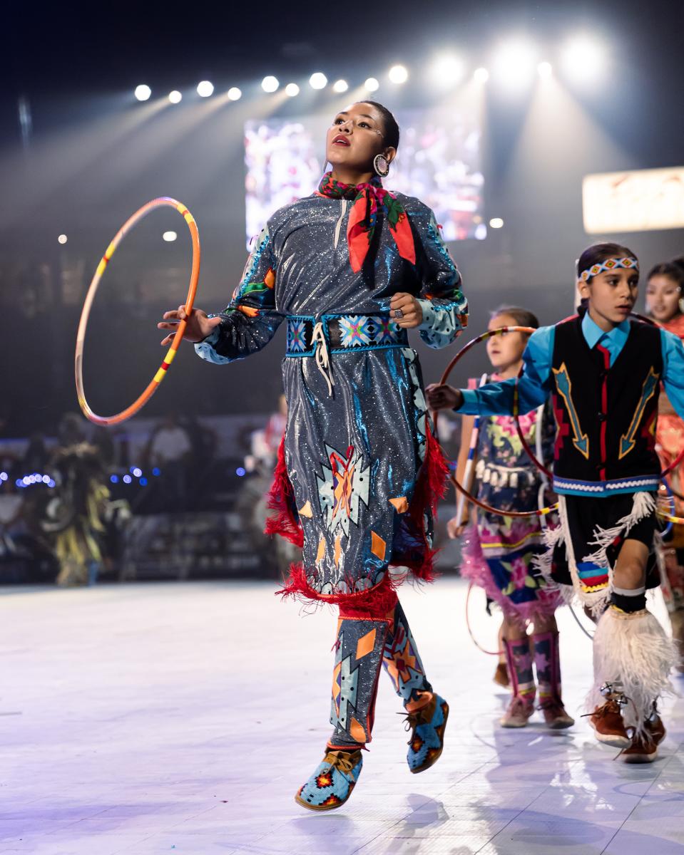 ShanDien Sonwai LaRance (Hopi/Tewa/Diné/Assiniboine) leads Lightning Boy Foundation students.