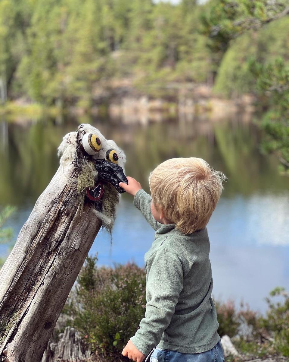 Et barn går Trollstien i Halden