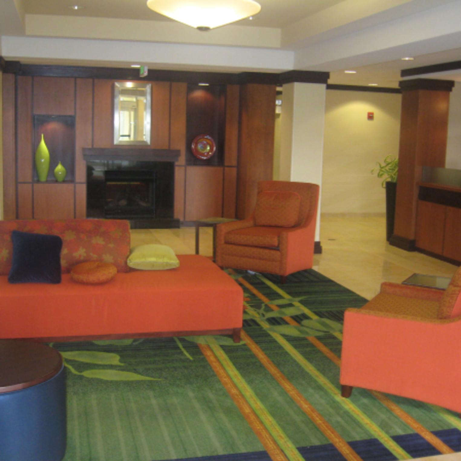 Fairfield Inn & Suites Carlisle lobby area