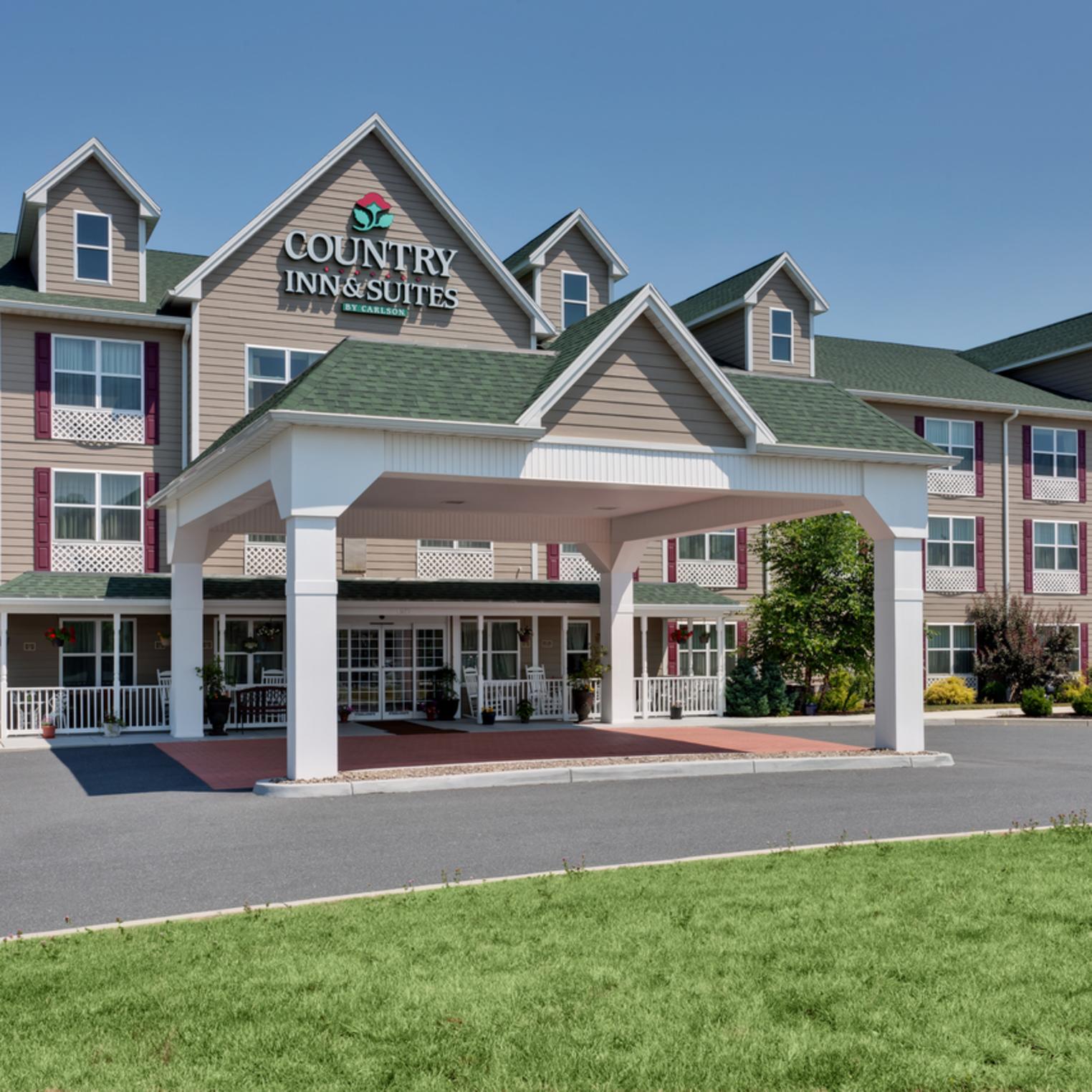 Country Inn and Suites Front Exterior Daytime