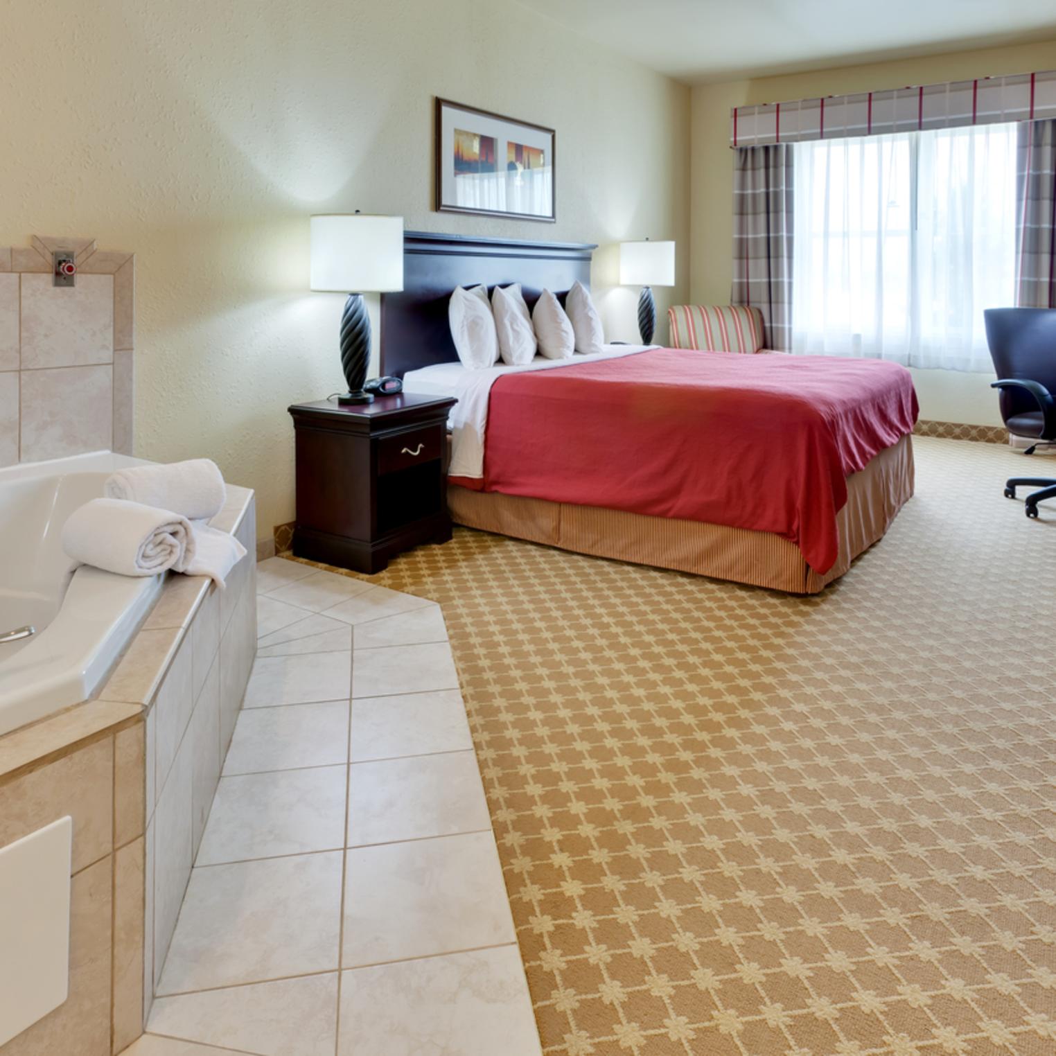 Country Inn and Suites Whirlpool Suite