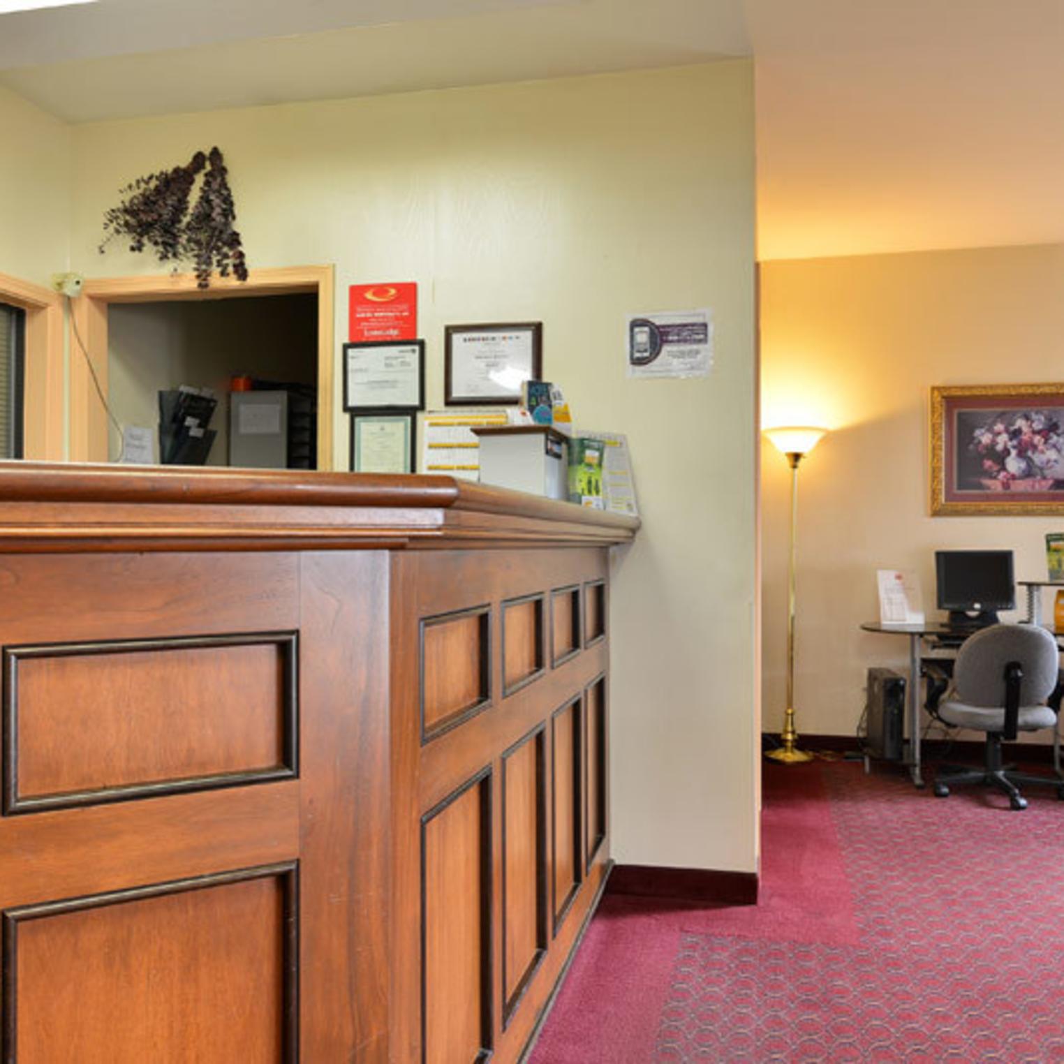 Econo Lodge Carlisle Front Desk and Lobby
